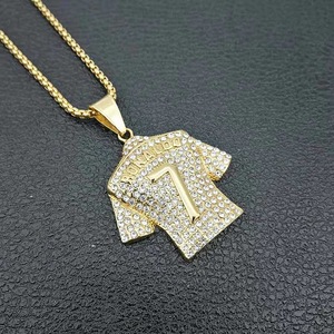 Collier <span class=keywords><strong>de</strong></span> <span class=keywords><strong>joueur</strong></span> <span class=keywords><strong>de</strong></span> football Cristiano Ronaldo NO.7 en jersey plaqué or avec diamants en cristal Cadeau bijoux pour hommes et femmes fans - Product Image 3