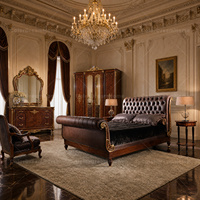 Lit King Size Traditionnel avec Tête de Lit en Cuir Marron Capitonnée, Élégant Bois Sculpté et Accents Dorés, Ensemble de Chambre à Coucher
