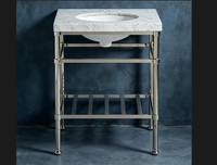 Meuble-lavabo haut de gamme pour suites de luxe, avec plateau en marbre de Carrare, pieds en acier inoxydable chromé poli et finition laiton doré brillant