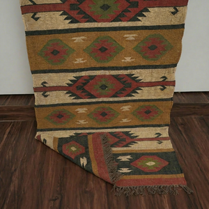 Tapis Kilim Artisanal Tissé à la Main Écologique en Laine et Latex, Motif Géométrique Aztec Diamant Vert Ocre Rouille, pour Chevet, Couloir ou comme Tapis d'Appoint - Product Image 1