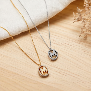 Collana con Ciondolo a Forma di Lettera M con Diamante, 10x15cm, Stile Collare, Gioielli alla Moda in Acciaio, Tono Argento e Oro - Product Image 3