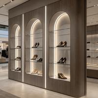 Comptoir de magasin de chaussures haut de gamme |   Meubles de présentation en bois verni sur mesure pour les marques de centres commerciaux