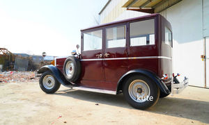 Voiture électrique classique vintage à quatre portes fermées, confortable, pour le tourisme et le transport quotidien en zone résidentielle - Product Image 6