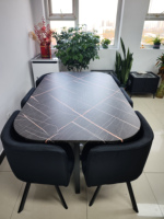 Ensemble une table et six chaises de haute qualité pour salle à manger et restaurant