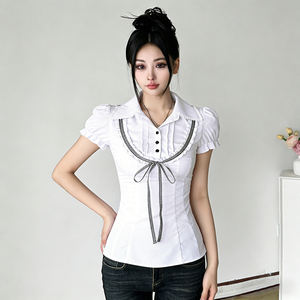 Blusa de manga corta estilo universitario con pliegues, botones, cuello con lazo en blanco y negro, mangas abullonadas de encaje y corte ajustado. - Product Image 5