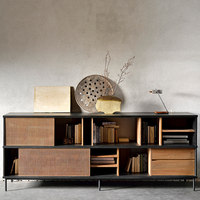 Meuble TV en bois massif naturel avec portes coulissantes en rotin, design artisanal pour le rangement du salon d'un appartement