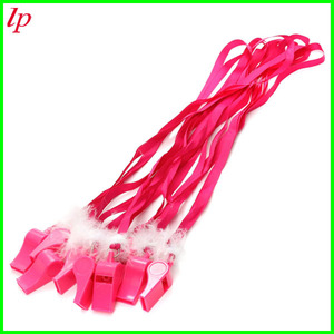 Sifflet en plastique rouge rose à plumes avec ruban pour fête de bachelorette LPP4032 - Product Image 3