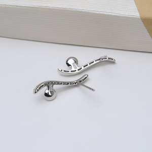 Pendientes de Perlas Triangulares Grandes de Plata de Ley S925 Versión Coreana, Accesorio Simple Hecho a Mano con Soporte Vacío para Mujer 1001 - Product Image 3