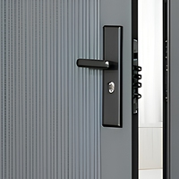 Porte d'entrée double de luxe avec verre cannelé givré et revêtement blanc pour villa