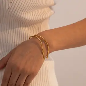 Nouvelle ligne de bijoux en acier inoxydable plaqué or 18 carats à la mode cadeau ouverture minimaliste Double couche Bracelets Bracelets pour femmes