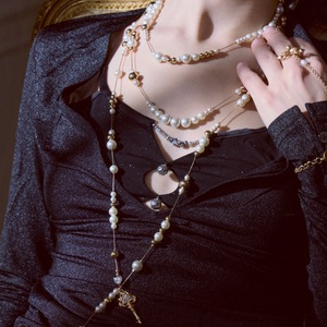Collar de Perlas de Imitación de Aleación de Zinc Grado AA con Colgante de Llave, Cuentas Redondas Blancas, Cadena para Suéter para Mujer, Uso Diario - Product Image 2