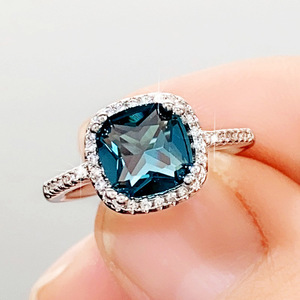 Anello da Donna Stile Vintage Reale con Tanzanite Quadrata Blu e Zirconia Cubica, Gioiello alla Moda - Product Image 4