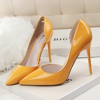 Pumps élégantes de haute qualité à bout pointu, talons fins jaunes, légères, pour femmes, semelles intérieures, banquets, mariages, bureau, hiver/été