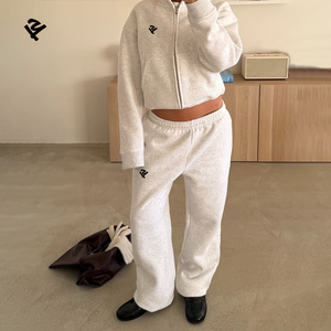 Ensemble de survêtement personnalisé en coton de luxe avec fermeture éclair, comprenant un sweat à capuche court et un pantalon de <span class=keywords><strong>jogging</strong></span> à jambe <span class=keywords><strong>droite</strong></span>, avec logo personnalisé - Product Image 1