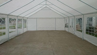 Carpa para Fiestas y Bodas de 10x20 pies, Resistente, para Exteriores, con Ventanas Arqueadas Transparentes, Estructura Metálica Simple, Protección UV, 2 Puertas, para Eventos y Exhibiciones