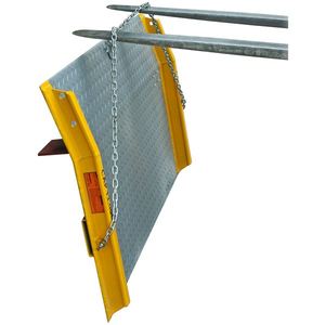 Plateforme de quai en aluminium légère équipée d'un dispositif de connexion pour chariot élévateur. Utilisée pour le chargement et le déchargement au quai. - Product Image 5