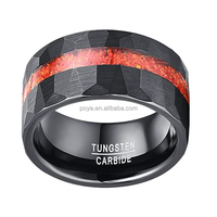 Bague classique en carbure de tungstène noir de 8mm de bijoux POYA incrustation d'opale rouge martelée pour anniversaire de fête de fiançailles de mariage
