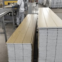 Panneau métallique gaufré à texture bois, imitation bois, matériau de bardage extérieur isolant