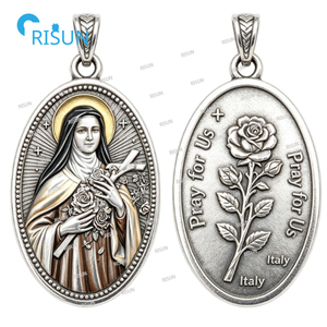 Collar con Colgante de Medalla de Santa Teresita del Niño Jesús de Lisieux, Medalla Sagrada Personalizada de Santa Teresita - Product Image 4