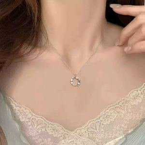 สร้อยคอแบบห้อยอเนกประสงค์สำหรับผู้หญิงสร้อยคอติดไหปลาร้ารูปดอกไม้แบบเฉพาะกลุ่มที่ดูหรูหราเรียบง่าย - Product Image 3