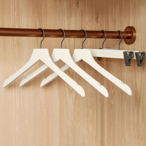 Cintres en <span class=keywords><strong>bois</strong></span> <span class=keywords><strong>blanc</strong></span> pour costumes et pantalons avec pinces antidérapantes et encoches pour placards et boutiques - Product Image 1