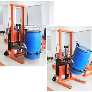 Elevador eléctrico de bidones de 200L, tipo hidráulico basculante, para el manejo y descarga de bidones de plástico de aceite. - Product Image 1
