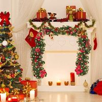 Guirlande de Noël HIIXHC illuminée, 9 pieds, en PVC, plantes artificielles, vigne de fleurs, poinsettia, boules rouges, décorations extérieures pré-éclairées