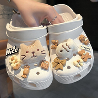 Accessoires pour sabots de chat de dessin animé, boucles de chaussures en peluche amusantes en forme de petit poisson et de biscuit, compatibles avec les clips de décoration pour sabots