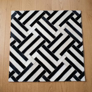 Tapis d'intérieur en cuir de vachette noir et blanc, antidérapant, fait main, extra épais, motif géométrique en chevrons, décoration moderne pour la pièce - Product Image 3