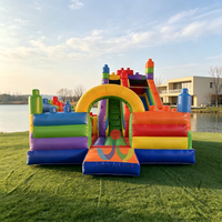 Structure gonflable commerciale à thème blocs de construction avec double toboggan sec, château en PVC pour location d'équipements de fête