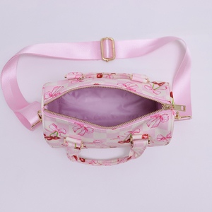 Regalo per Lei: Borsa a Tracolla Cilindrica con Stampa Ciliegie Rosa, Borsa da Viaggio in Nylon, Stile Coquette, Mini Borsone - Product Image 3