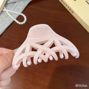 Nuevo Clip para el Cabello Moderno con Forma de Cruz Geométrica Hueca, Color Jelly Transparente, Agarre Grande Antideslizante, Adorno para el Cabello de Plástico Minimalista - Product Image 4