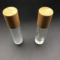 Vente en gros de flacons à bille en verre transparent givré de 10 ml pour huiles essentielles, avec couvercle en bambou