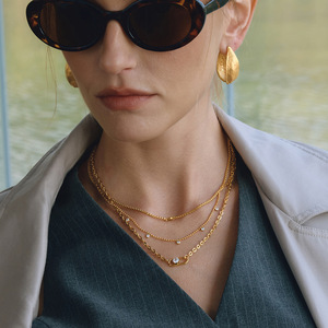 Collar de cadena de oro en capas con circonitas engastadas y diseño de múltiples hilos para festivales y celebraciones - Product Image 3