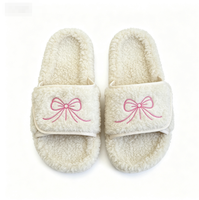 Sandales plates à bout ouvert pour femmes, style antique blanc doux, en peluche, à enfiler, avec doublure douce, en tissu PU uni, à boucle, tendance