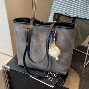 Sac fourre-tout en cuir PU à fermeture éclair à une épaule tendance pour femmes avec grande capacité Sac de voyage - Product Image 1