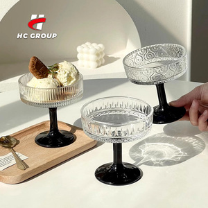Tasses à dessert en <span class=keywords><strong>verre</strong></span> <span class=keywords><strong>vintage</strong></span> de 200ml pour restaurant Coupe à <span class=keywords><strong>milkshake</strong></span> réutilisable à rayures verticales <span class=keywords><strong>Verre</strong></span> à crème glacée - Product Image 1