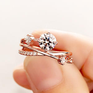 Anello di Fidanzamento da Donna T0083 in Oro Massiccio 18K con Diamante Naturale Taglio Brillante Rotondo Colore G e Diamanti Laterali - Product Image 2