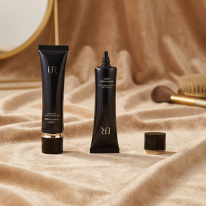 Tubo Exprimible de PE Negro Brillante con Punta Cónica Corta y Tapa Plana Bicolor Negro y Dorado para Base Líquida y Corrector - Product Image 1