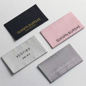 Etiqueta con logotipo 3D de alta densidad personalizada <span class=keywords><strong>para</strong></span> planchar, prensa de calor, dimensión de satén, cuidado del cuello, etiqueta tejida pequeña <span class=keywords><strong>para</strong></span> <span class=keywords><strong>tienda</strong></span> de <span class=keywords><strong>ropa</strong></span> - Product Image 6