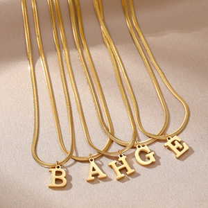 Delicata <span class=keywords><strong>collana</strong></span> <span class=keywords><strong>con</strong></span> ciondolo lettera iniziale in acciaio inossidabile 316 placcato sottovuoto in oro 18 carati impermeabile <span class=keywords><strong>con</strong></span> catene a <span class=keywords><strong>serpente</strong></span> - Product Image 2