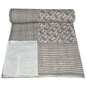 Cubrecama Kantha de Alta Calidad Hecho a Mano con Diseño Geométrico Gris de Algodón para Uso Doméstico - Product Image 3