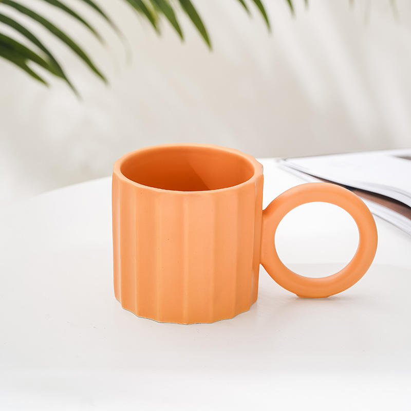 Tasse ronde à rayures orange mat