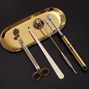 <span class=keywords><strong>Kit</strong></span> d'outils de luxe 4 pièces doré pour bougies : Coupe-mèches et éteignoirs, avec coffret - Product Image 2