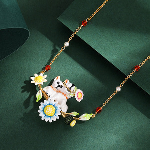 Collier pendentif chien bouledogue en émail avec fleur marguerite, bijou floral mignon pour femme - Product Image 2