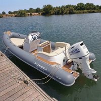 Bateau semi-rigide de luxe 5,8 m en Hypalon PVC avec moteur Suzuki 115 CV, console centrale, bateau pneumatique rigide écologique, tender de yacht haut de gamme