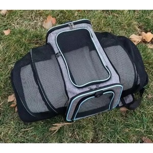 Muestra gratuita de transportín para gatos y perros, bolsa de transporte para mascotas de lados suaves con almohadilla de lana extraíble y bolsillos. - Product Image 1