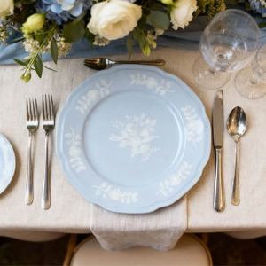 จานอาหารค่ำลายพืชผลิตจากเซรามิกเนื้อ Bone China คุณภาพดี ทนทาน เป็นมิตรกับสิ่งแวดล้อม สีฟ้า ดีไซน์สวยงาม สำหรับงานแต่งงาน โดย FANJI - Product Image 6