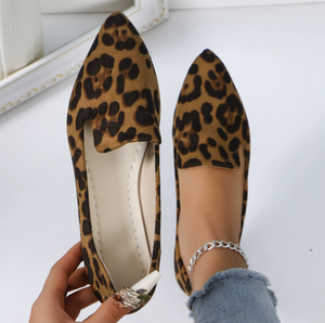 Latest Design Wholesale ladies new large-sized <strong>leopard</strong> <strong>print</strong> <strong>flat</strong> pointed tips shallow suede women casual <strong>shoes</strong> - Product Image 2