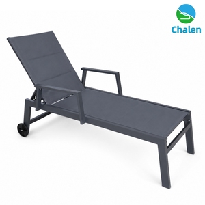 Chaise longue d'extérieur en aluminium avec tissu Teslin rembourré, accoudoirs et roulettes, chaise longue inclinable pour le jardin - Product Image 1